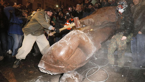 ukraine_lenin_AP16909455537