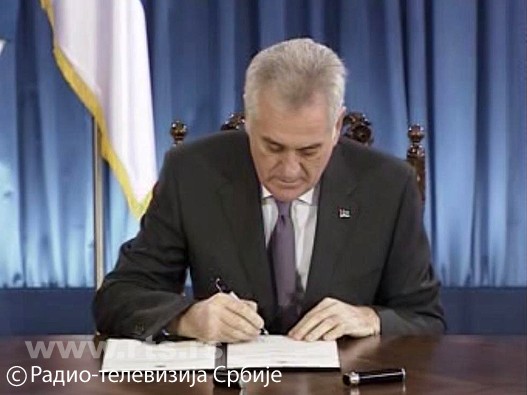 Tomislav-Nikolic-potpisuje-odluku