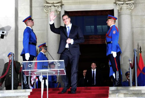 vucic-pred-skupstinom-1