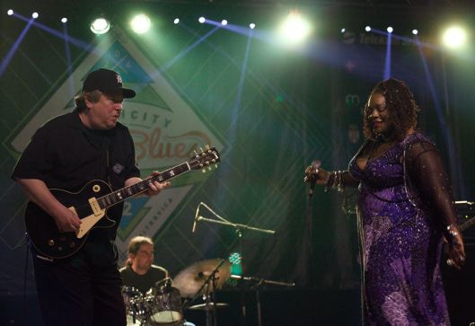 Paul Carey - gitarist and Thornetta Davis Thirdpage - singer.