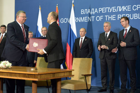 Председници Путин и Николић и премијер Вучић посматрају потписивање споразума царинских служби РФ и Србије. Извор: РИА „Новости“