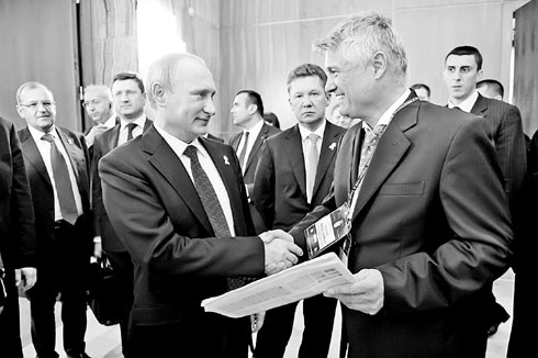 Мирослав Лазански, аутор интервјуа са Владимиром Путином, поклања примерак „Политике” руском председнику приликом његове посете Београду 