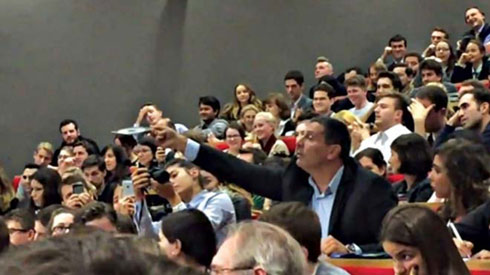 Никола Сандуловић показује диск у Лондонској школи за економију