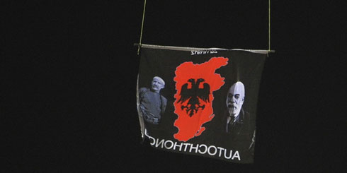 Застава са картом „велике Албаније“ прикачена на дрон на фудбалској утакмици Србија-Албанија, фото: „Факти.орг“