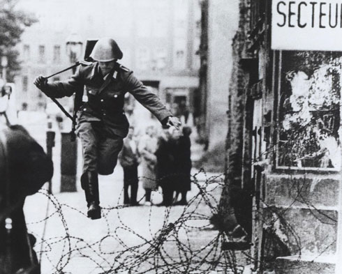 Пребег Конрада Шумана преко бодљикаве жице (flickr.com/The Central Intelligence Agency)