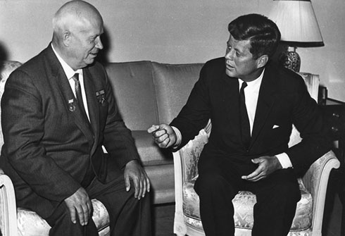 Никита Хрушчов и Џон Ф. Кенеди 1961. године (wikipedia.org/Photograph from the U.S. Department of State in the John F. Kennedy Presidential Library and Museum, Boston)