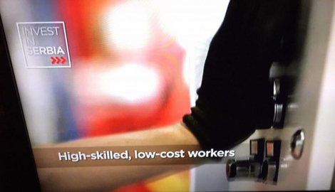 „Високообучени, јефтини радници“: порука на кајрону спота на Си-Ен-Ену који су платили Привредна комора Србије и „Invest in Serbia“; фото: „Блиц“, децембар 2014. године