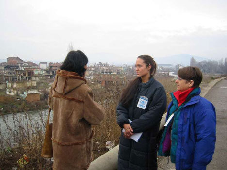 Да поменемо да су и такозвани амбасадори добре воље при УНХЦР-у прилично јасно показали какву политику води та организација. Кад год посете неко од попришта рата на простору бивше Југославије они се углавном срећу са страном која није српска и то као са жртвама тог рата. То се дешавало на Косову и Метохији али и у Хрватској и Босни. Глумица са фотографије је тако, преплављена доживљајима из једне од посета Босни добила инспирацију и снимила филм а тамошњем рату у коме ама баш сва кривица пада на Србе. И даље је амбасадор добре воље при УНХЦР-у. (На фотографији: Анђелина Џоли у Косовској Митровици 2001. године)