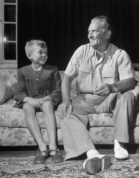 Перо као мали са другом Титом (Извор: Усташопедија)