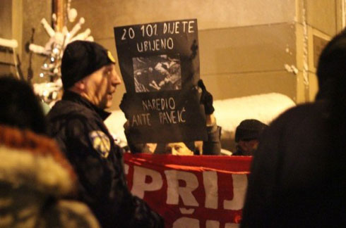 Протестанти испред цркве (Извор: Магацин)