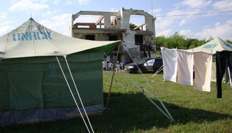 Село Жач у Метохији, разрушене куће и шатори УНХЦР-а за Србе повратнике