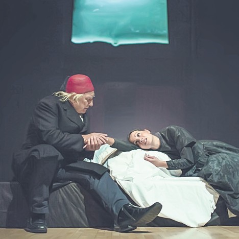 Из представе „Азбучни рат”: Иван Бекјарев као Вук Караџић и Александра Балмазовић у улози Мине Караџић (Фото М. Мутић)