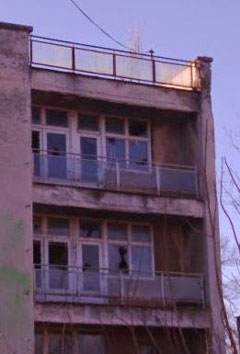 Бочни поглед показује сву девастацију ове зграде