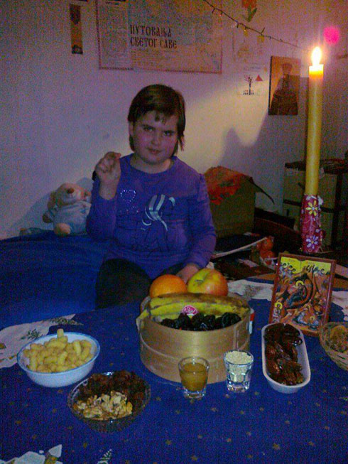 Милица, једино српско дете у Призрену, прославла Бадње вече.и Божић (Фејсбук страница „Молитвени дневници“)