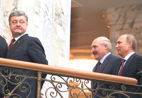 Петро Порошенко испред Александра Лукашенка и Владимира Путина у Минску (Фото: Ројтерс)