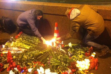 Људи доносе цвеће и свеће на место погибије. Извор: Mediazzzona/Twitter