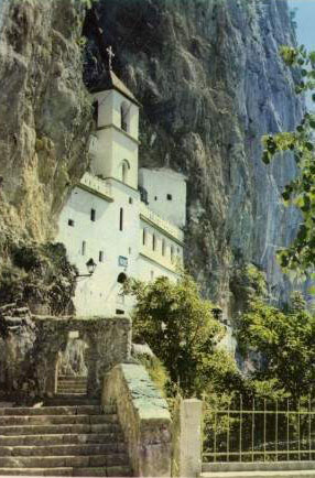 Горњи манастир Острог, црногорско и свесрпско светилиште у које долазе на поклоњење и припадници других вера