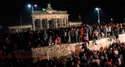 Рушење Берлинског зида новембра 1989. године, фото: „Википедија“