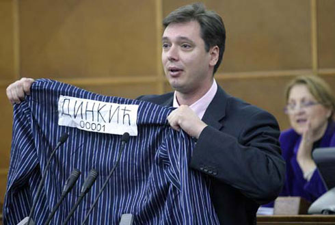 Вучић у Скупштини држи "затворско одело" намењено Динкићу