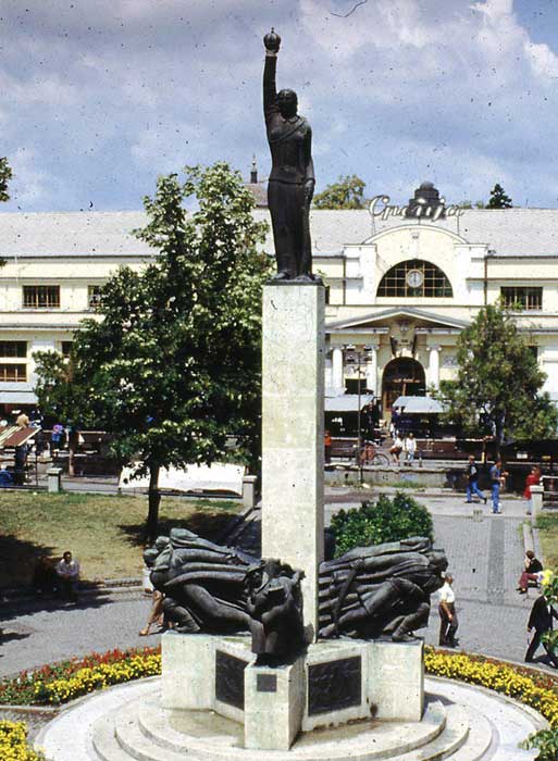 Споменик палим Шумадинцима у Крагујевцу из 1930-их