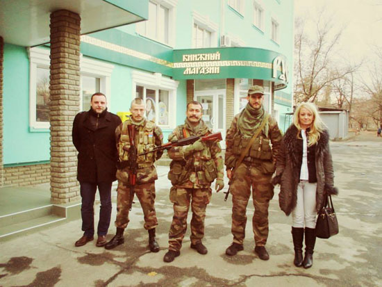 Мануел Оксенрајтер и Драгана Трифковић са војницима из јединице Unite Continentale у Луганску
