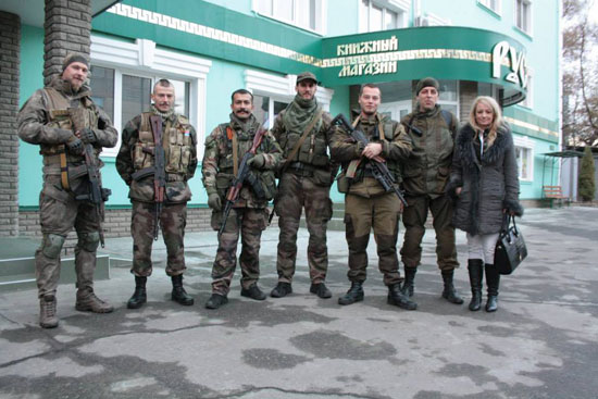 Драгана Трифковић са војницима из јединице Unite Continentale и Русич