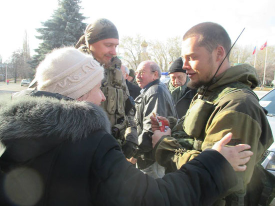 Становници Донбаса грле војнике из Русича и захваљују се што их штите од фашиста