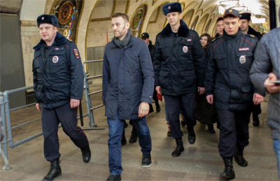 Алексеја Наваљног изводе из московског метроа због дељења летака