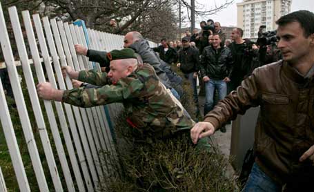 Приштина, 30.03.2015 - протест припадника бивше Ослободилачке војске Косова испред косовске владе у Приштини