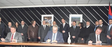 Петар Камараш, Жељко Сертић и Бојан Бојковић приликом потписивања уговора (Фото: О. Милошевић)