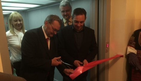 Најновији успех власти и Вулина: свечано отварање лифта (Фото: Блиц)