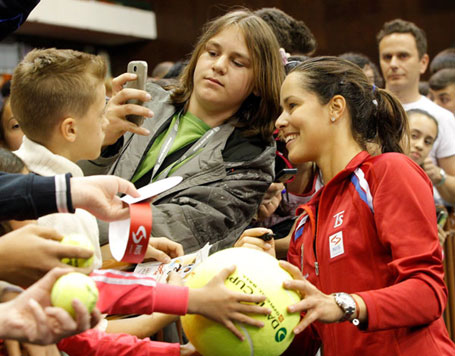 Нови Сад, 18.04.2015 - Ана Ивановић са навијачима после меча против Монсерат Гонзалес у оквиру сусрета Фед купа Србија - Парагвај