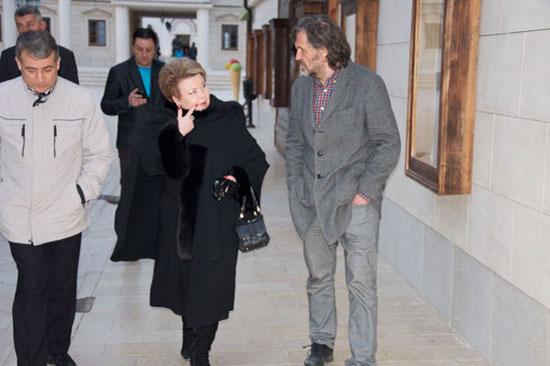 Андрићград, 07.04.2015 - у Андрићграду је потписан споразум о хуманитарном раду између Андрићевог института, Руског дома из Београда и Српско-руског центра за хуманитарна права из Ниша: директор Андрићевог института Емир Кустурица, директор Руског дома у Београду Надежда Кушченкова, кодиректор Српско-руског центра за хуманитарна права у Нишу Виктор Сафјанов