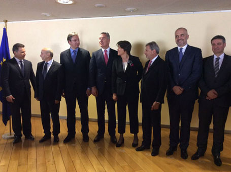 Брисел, 21.04.2015 - учесници састанка председника влада „Западнобалканске шесторке“, под покровитељством европског комесара за суседску политику и проширење Јоханеса Хана, у главном граду Белгије: Никола Груевски - премијер Македоније, Иса Мустафа - премијер Косова, Александар Вучић - председник Владе Србије, Мило Ђукановић - премијер Црне Горе, Виолета Булц - европска комесарка за саобраћај, Јоханнес Хахн, Еди Рама - премијер Албаније, Денис Звиздић - председавајући Савета министара Босне и Херцеговине (БиХ)