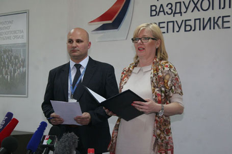 Београд, 21.04.2015 - конференција за новинаре представника Директората за цивилно ваздухопловство - презентација извештаја о инциденту на лету Фалкона 50 Владе Србије, којим је председник Томислав Николић летео за Рим: Мирјана Чизмаров - директорка Директората за цивилно ваздухопловство (ДЦВ), Александар Бодић - директор директората за безбедност у ДЦВ
