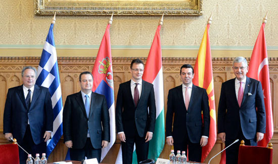 Будимпешта, 07.04.2015 - учесници састанка шефова дипломатије Мађарске, Србије, Грчке и Македоније и министра за питања ЕУ Турске, који је посвећен питањима енергетске безбедности Централне и Југоисточне Европе: Никос Коцијас - министар иностраних послова Грчке, Ивица Дачић - први потпредседник Владе Србије и министар спољних послова Ивица Дачић, Виктор Орбан - премијер Мађарске, Петер Сијарто  - министар иностраних послова и трговине Мађарске, Никола Попоски - министар иностраних послова Македоније, Егемен Багис - министар за европска питања у Влади Турске