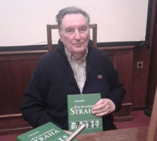 Професор Ерић на промоцији своје Енциклопедије