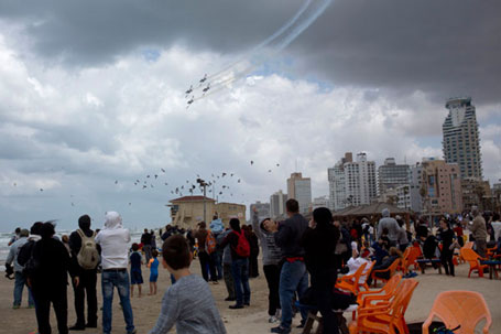 Тел Авив, 23.04.2015 - авиони Ратног ваздухопловства Израела у лету изнад Средоземног мора у оквиру обележавања 67. годишњице формирања државе Израел (Декларација о проглашењу Државе Израел, 14. мај 1948), који се у овој земљи слави као Дан независности