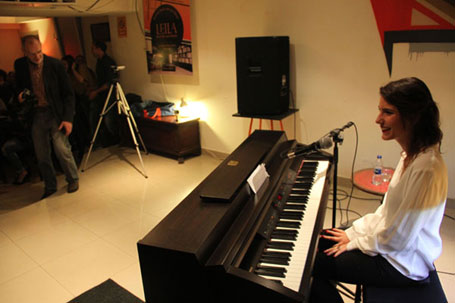 Београд, 19.04.2015 - Београђанка Дарја Томановић представила је свој макси сингл „Serenity“, који је снимила у Тексасу, где на Тексашком државном универзитету у Сан Маркосу завршава трећу годину студија џез клавира