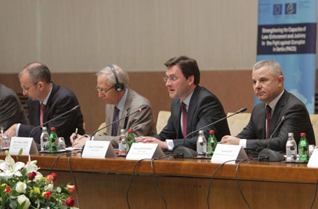 Палата Србија/Београд, 22.04.2015 - завршна Јавна расправа о „Стратегији истрага финансијског криминала“: Мајкл Давенпорт - шеф Делегације ЕУ у Србији, Мајкл Кирби - амбасадор САД у Србији, Никола Селаковић - министар правде, Милосав Миличковић - државни секретар у МУП Србије 