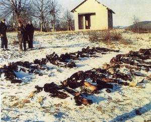 Остаци побијених, затим бензином посутих и запаљених Срба у Госпићу, средином октобра 1992. (Извор: Living Marxism, бр. 53, март 1993)