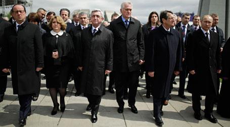 Јереван, 24.04.2015 - полагање венаца и цвећа на Споменик жртвама, у оквиру обележавања 100. годишњице сећања на погром Јермена који су почињен 1915. у Отоманској империји, када је, према проценама историчара, погубљено близу 1,5 милиона Јермена