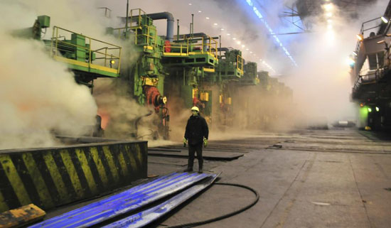 Радник у топлој ваљаоници у Новолипецку, око 500 км југоисточно од Москве, 30. јануар 2014. Не само да је Путин и даље чврсто у седлу већ се, супротно очекивањима, руска економија опоравља. (Андреј Кузмин/Ројтерс)