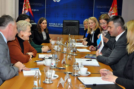 Београд, 06.04.2015 - државни секретар Министарства одбране Србије Зоран Ђорђевић разговарао је данас са америчким експертом за питања равноправности жена и јавне политике Свони Хант