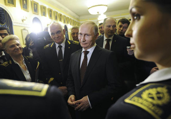 Руски председник Владимир Путин приликом сусрета са студентима током своје посете националном Факултету за минералне сировине (Рударски факултет) у Санкт Петербургу, 26. јануар 2015. (Михаил Климентјев/РИА Новости/Кремљ/Ројтерс)
