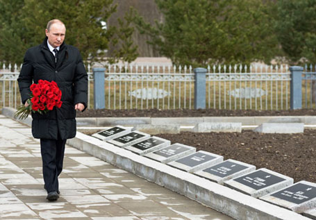 Новгород, 06.04.2015 - руски председник Владимир Путин положио је цвеће на споменик совјетским војницима погинулим у Другом светском рату, на гробљу у селу Марфино, на северозападу Русије