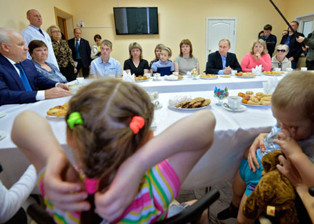 Абакан, 21.04.2015 - председник Русије Владимир Путин током посете Републици Хакасији, сибирском подручју где су прошле недеље беснели велики шумски пожари, састао се и са становницима који су у тој стихији изгубили своје куће