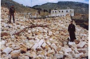 Српска саборна црква у Мостару претворена у рушевине од стране Туђманове солдатеске, јуна 1992. У рушевинама тадашњи епископ Захумско-херцеговачки Атанасије