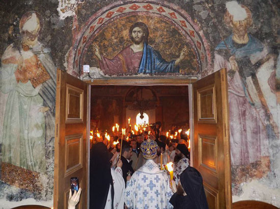 Благодатни огањ у Сопоћанима. Ако Црква може да буде "ухваћена" на фотографији ово ми изгледа као "фотографија Цркве". Живо Тело Христово. И ватрено. :) Често смо превише млаки