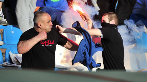 Дерби између старих и младих хулигана на трибинама (Фото: Мондо)